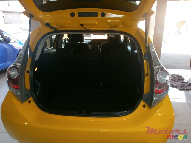 2013' Toyota Prius c Aqua photo #3