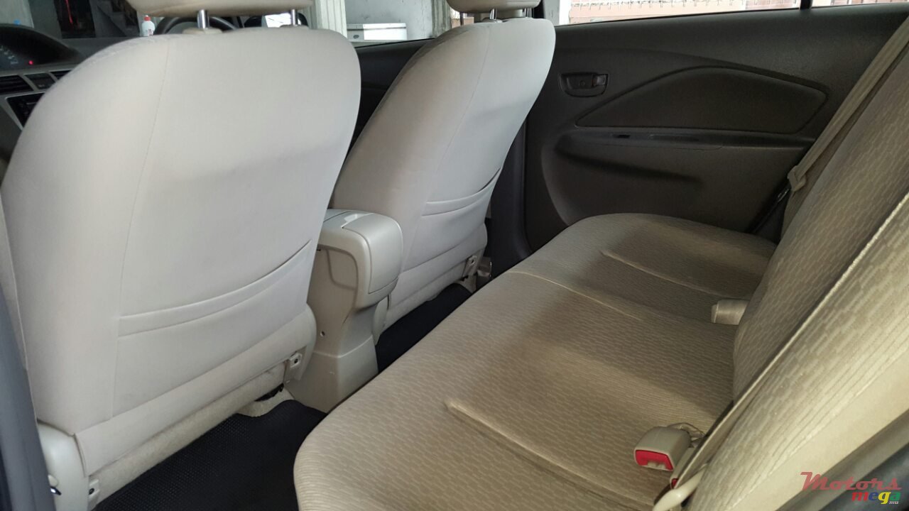 2013' Toyota Yaris photo #4