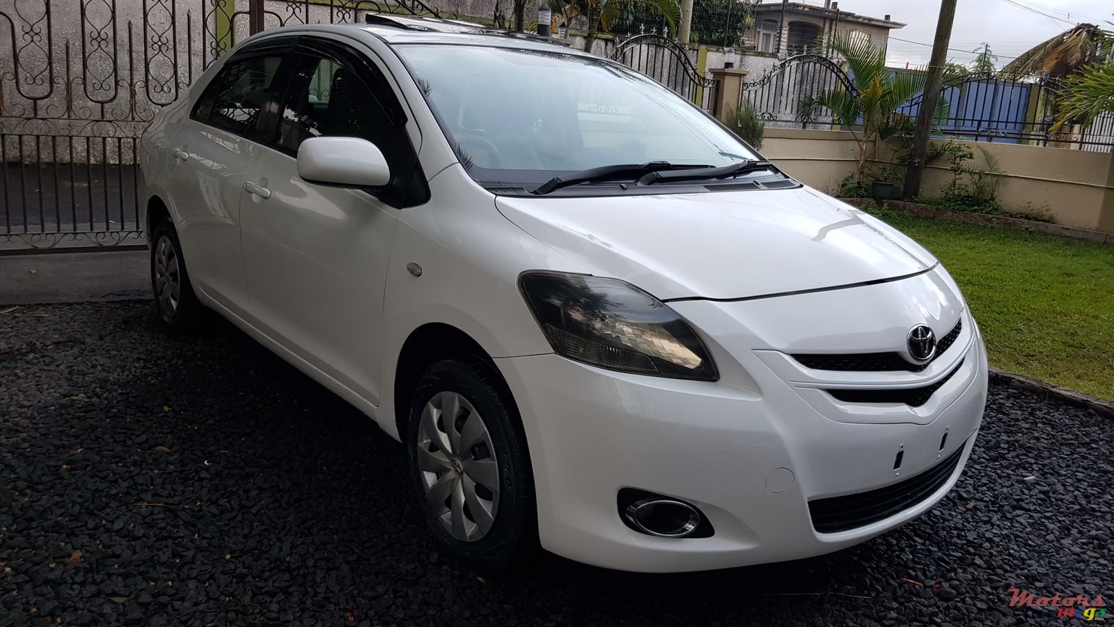 2006' Toyota Vitz 2006 photo #1