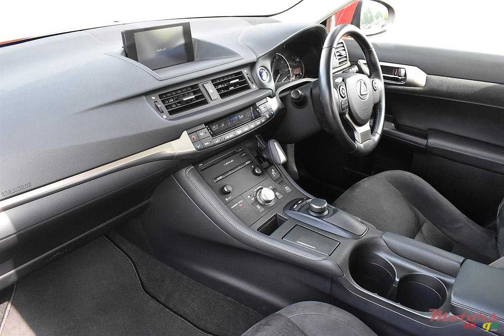 2017' Lexus CT photo #4