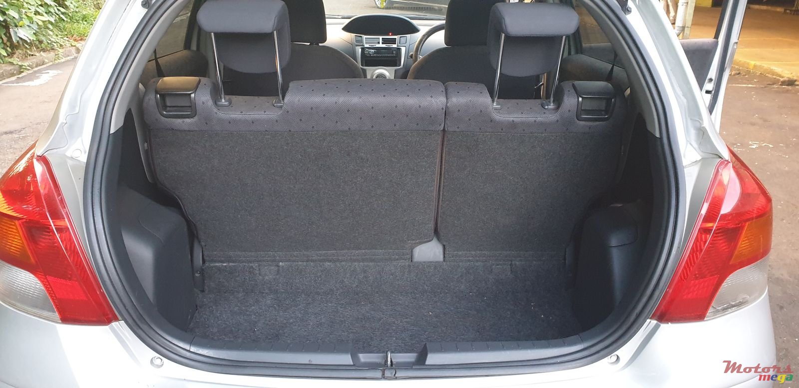 2009' Toyota Vitz photo #7