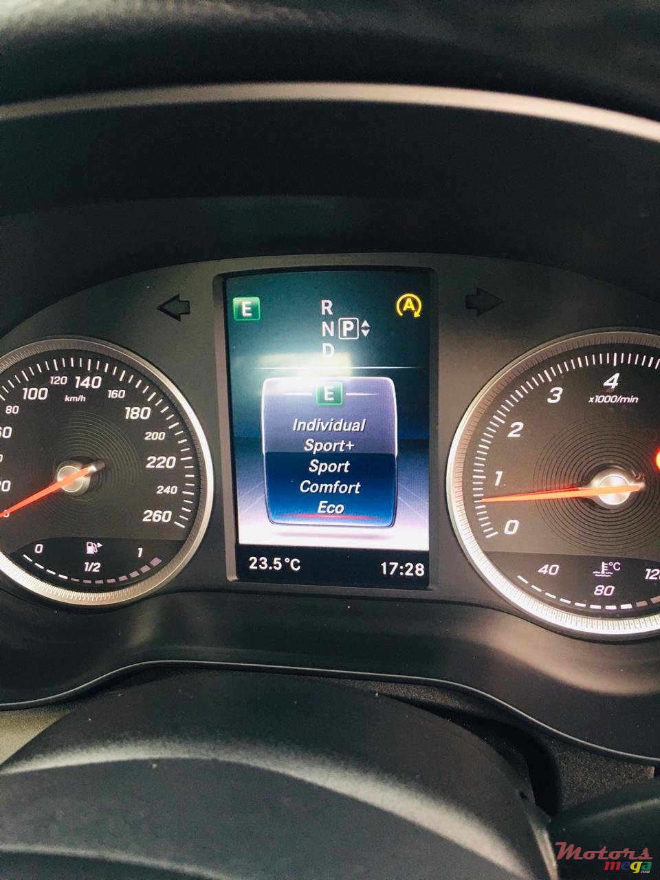 2016' Mercedes-Benz C-Class Avantgarde photo #3