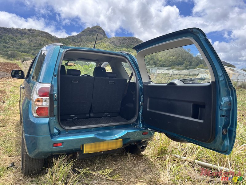 2009' Suzuki Grand Vitara 3-door AWD photo #3