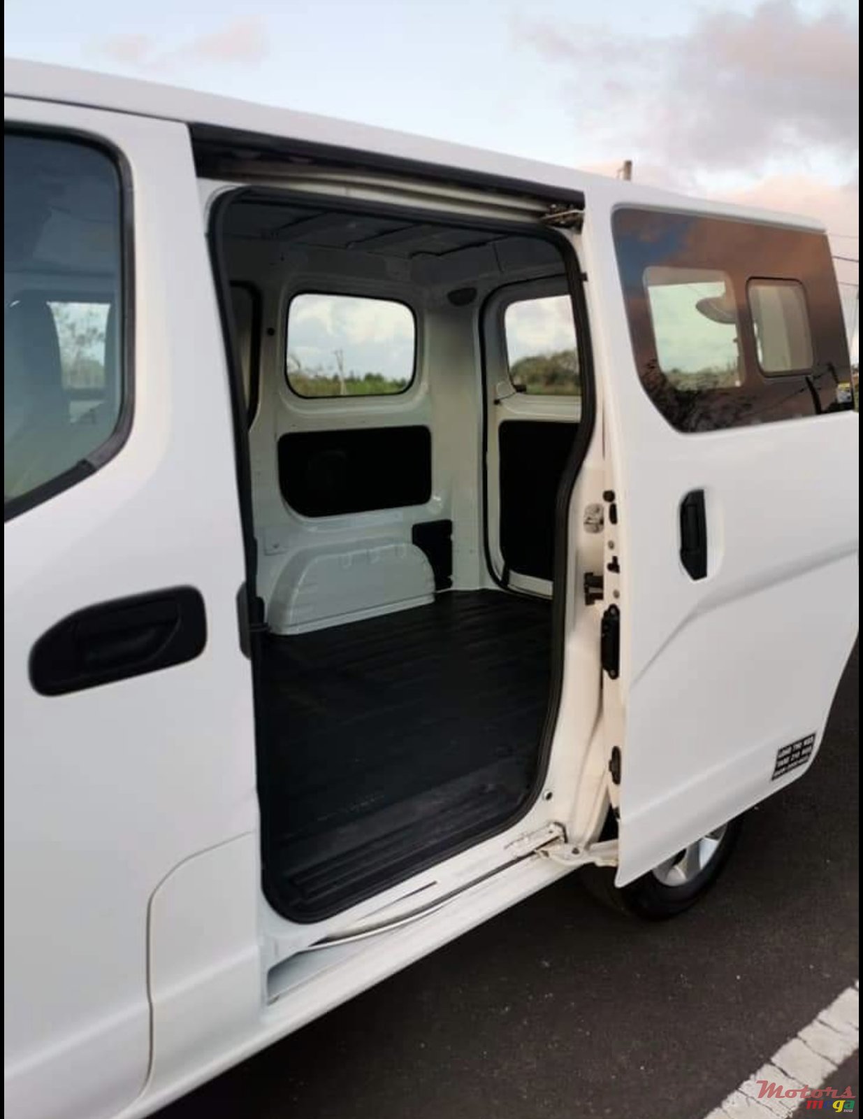 2015' Nissan NV photo #6