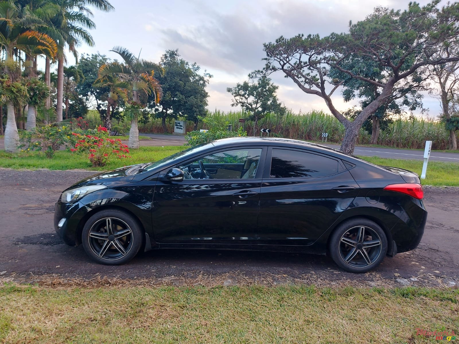 2013' Hyundai Elantra photo #3