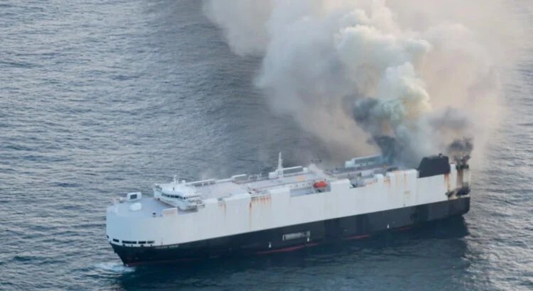 Morning Midas : un cargo avec 3000 véhicules prend feu