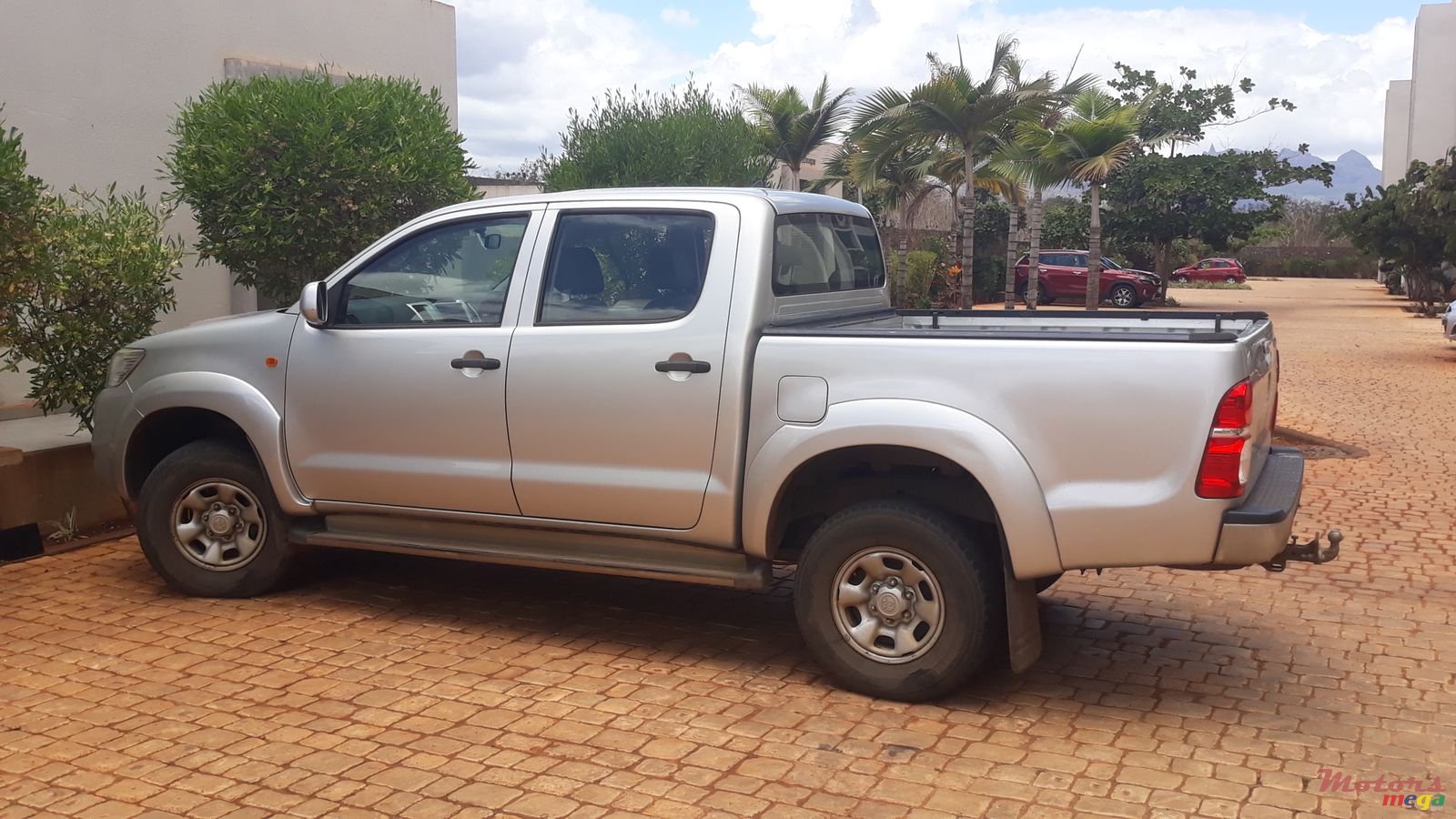 2013' Toyota Hilux 4x4 photo #3