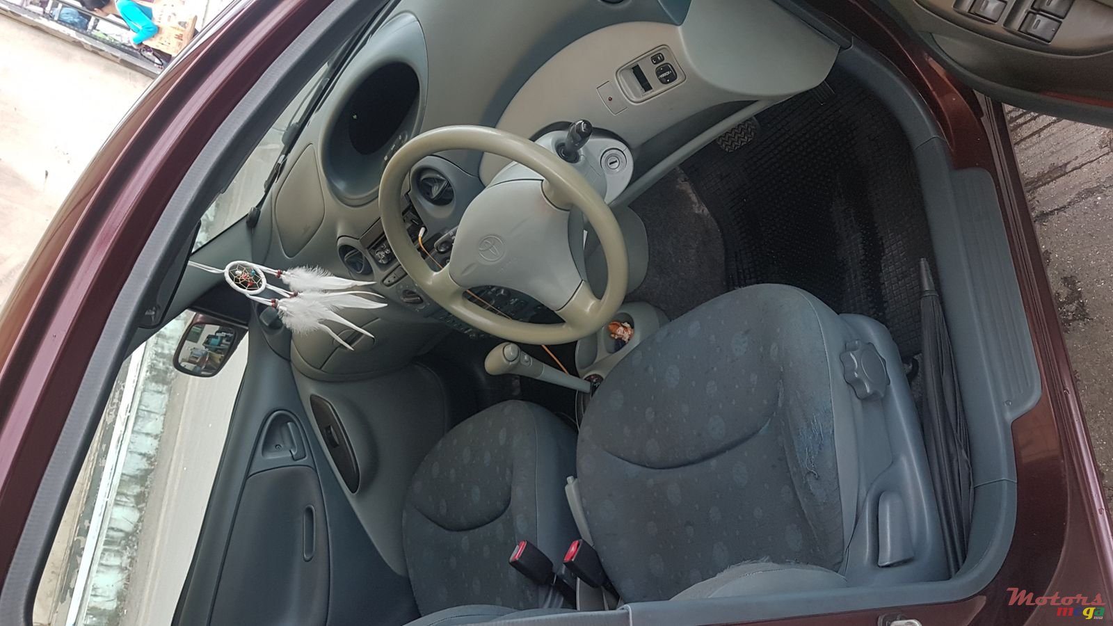 2001' Toyota Vitz photo #1