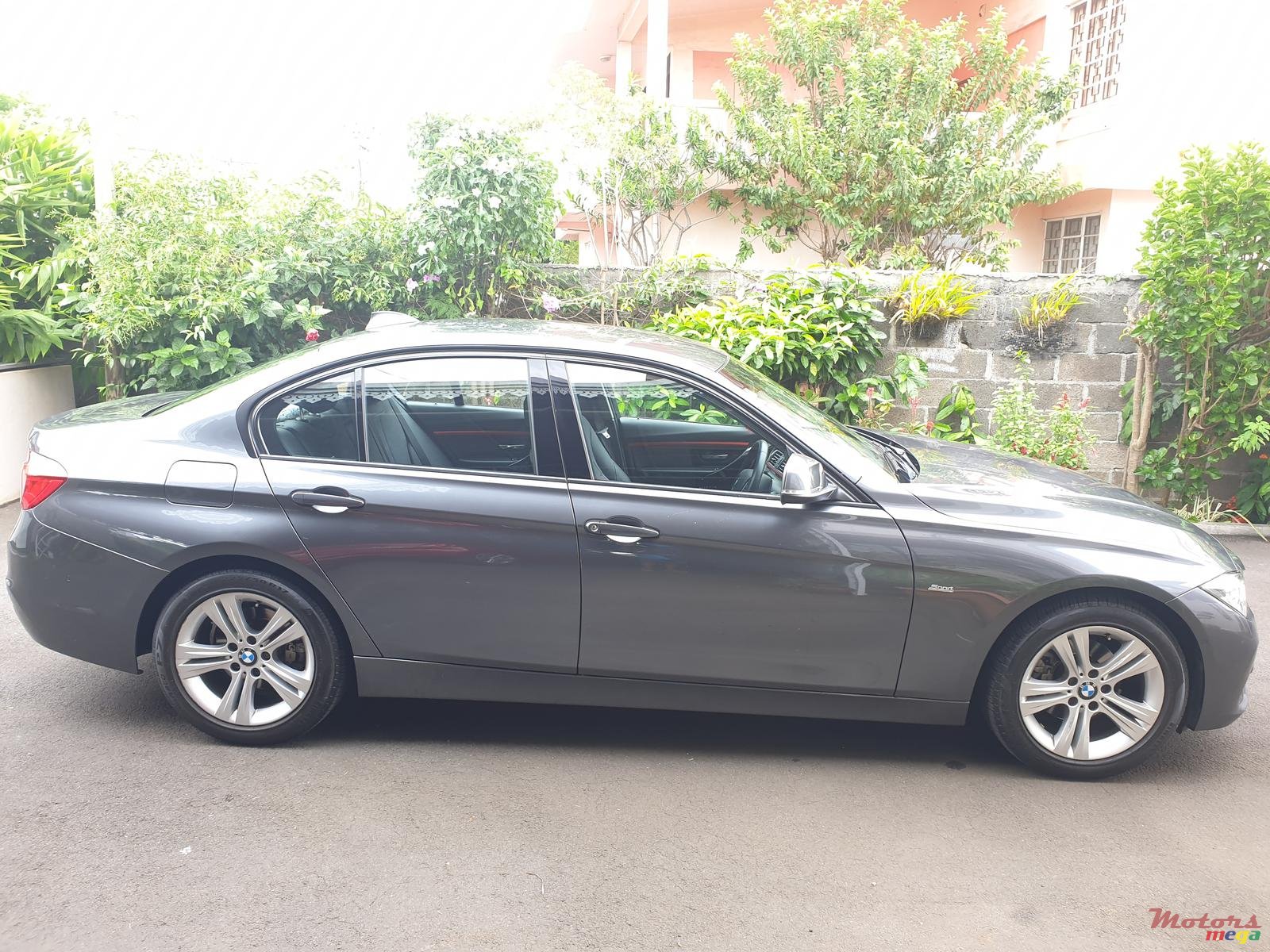 2016' BMW 318 photo #2