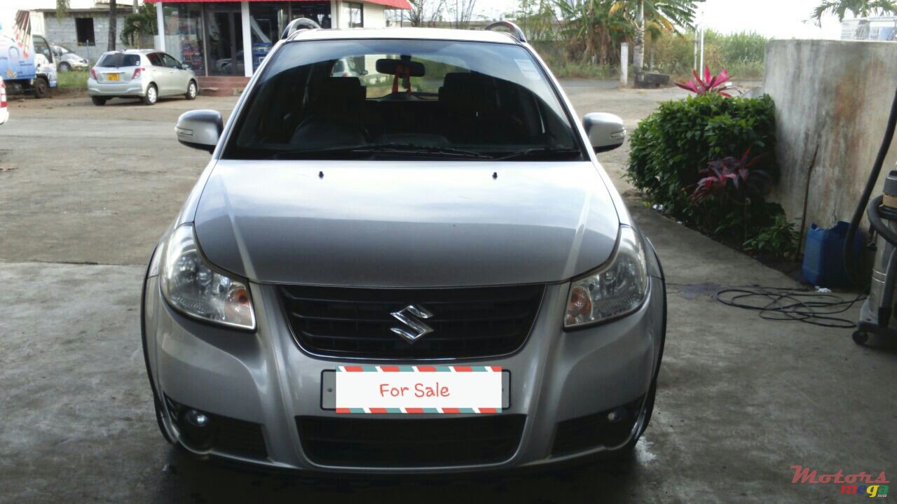 2013' Suzuki SX4 photo #1
