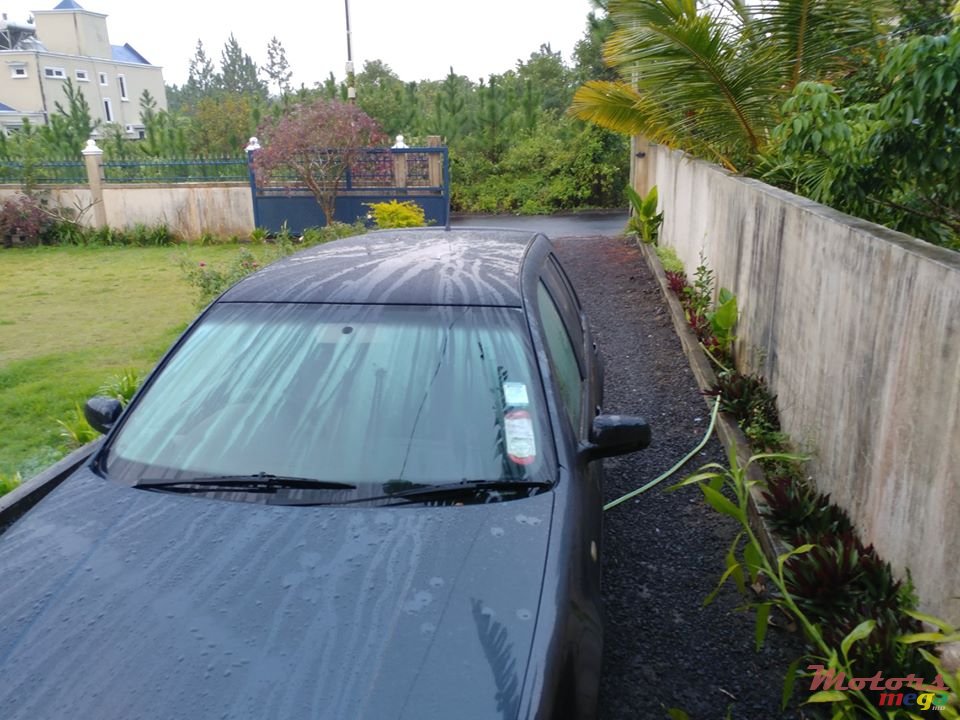 2004' Volkswagen Golf photo #1