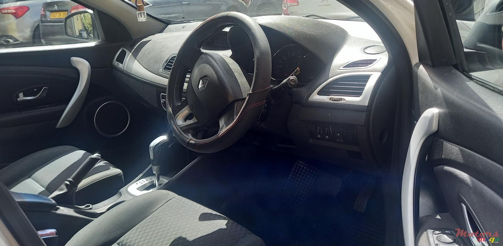 2010' Renault Fluence photo #5