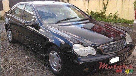 2004' Mercedes-Benz 220 photo #1