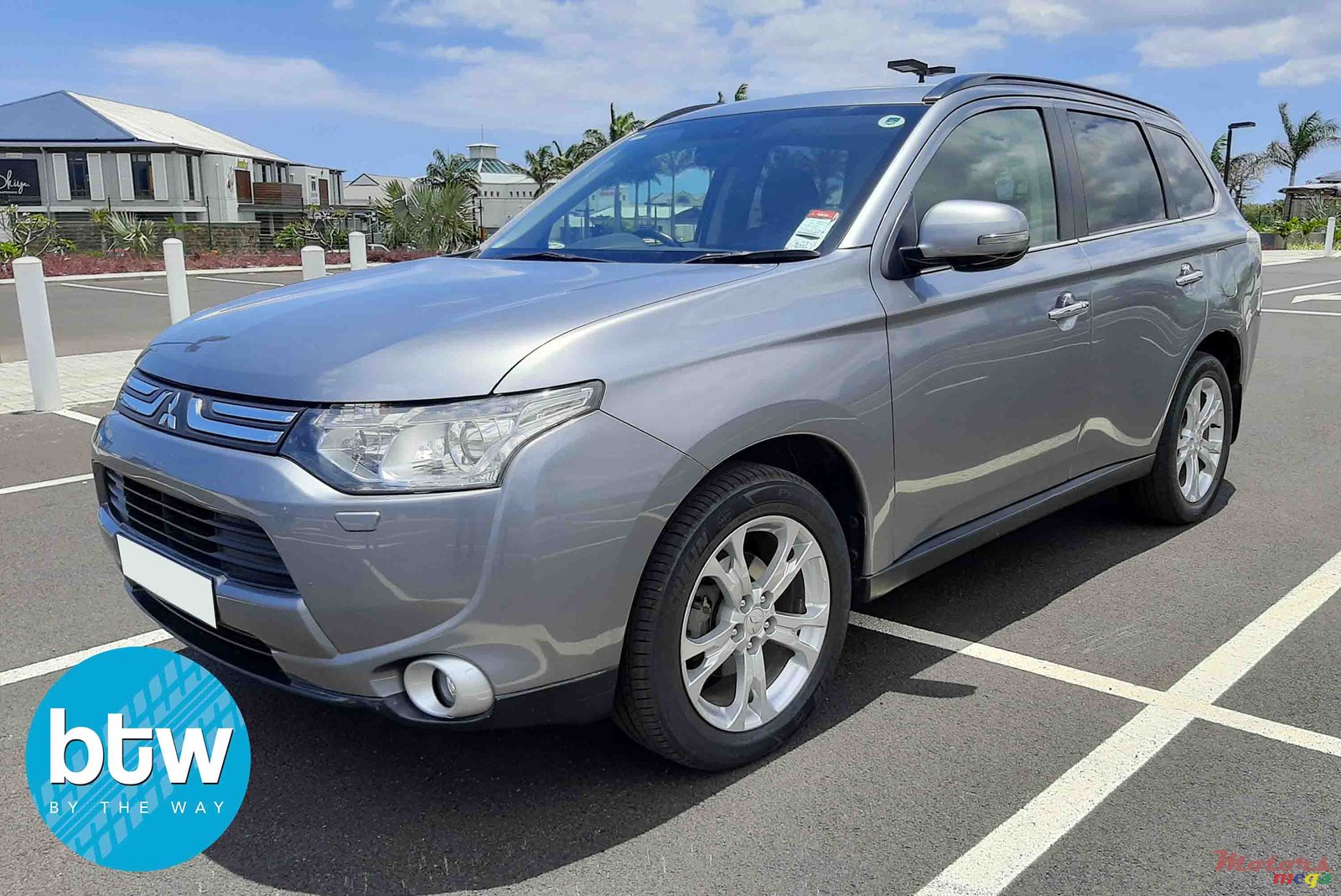 2014' Mitsubishi Outlander photo #2
