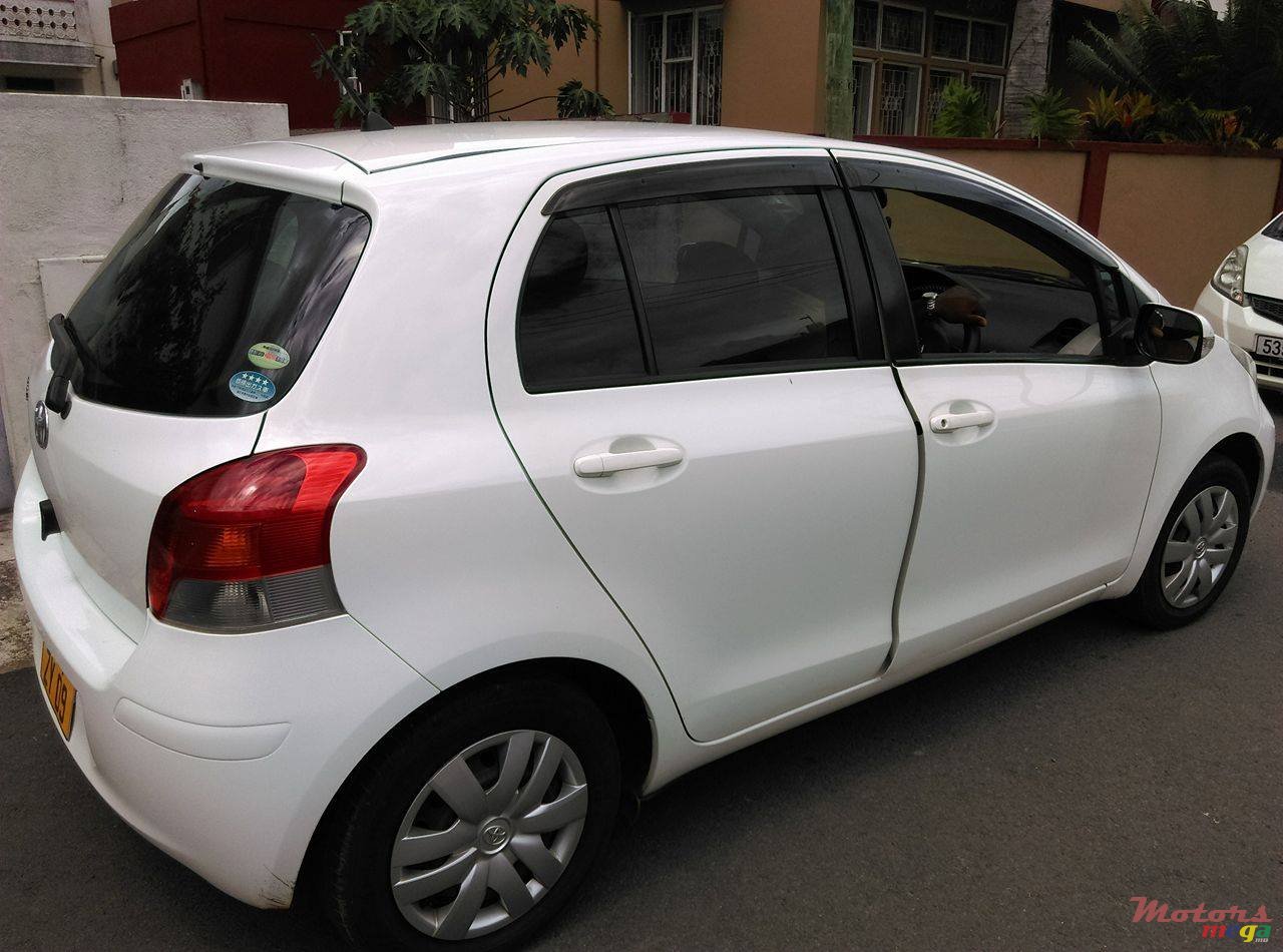 2009' Toyota Vitz photo #1