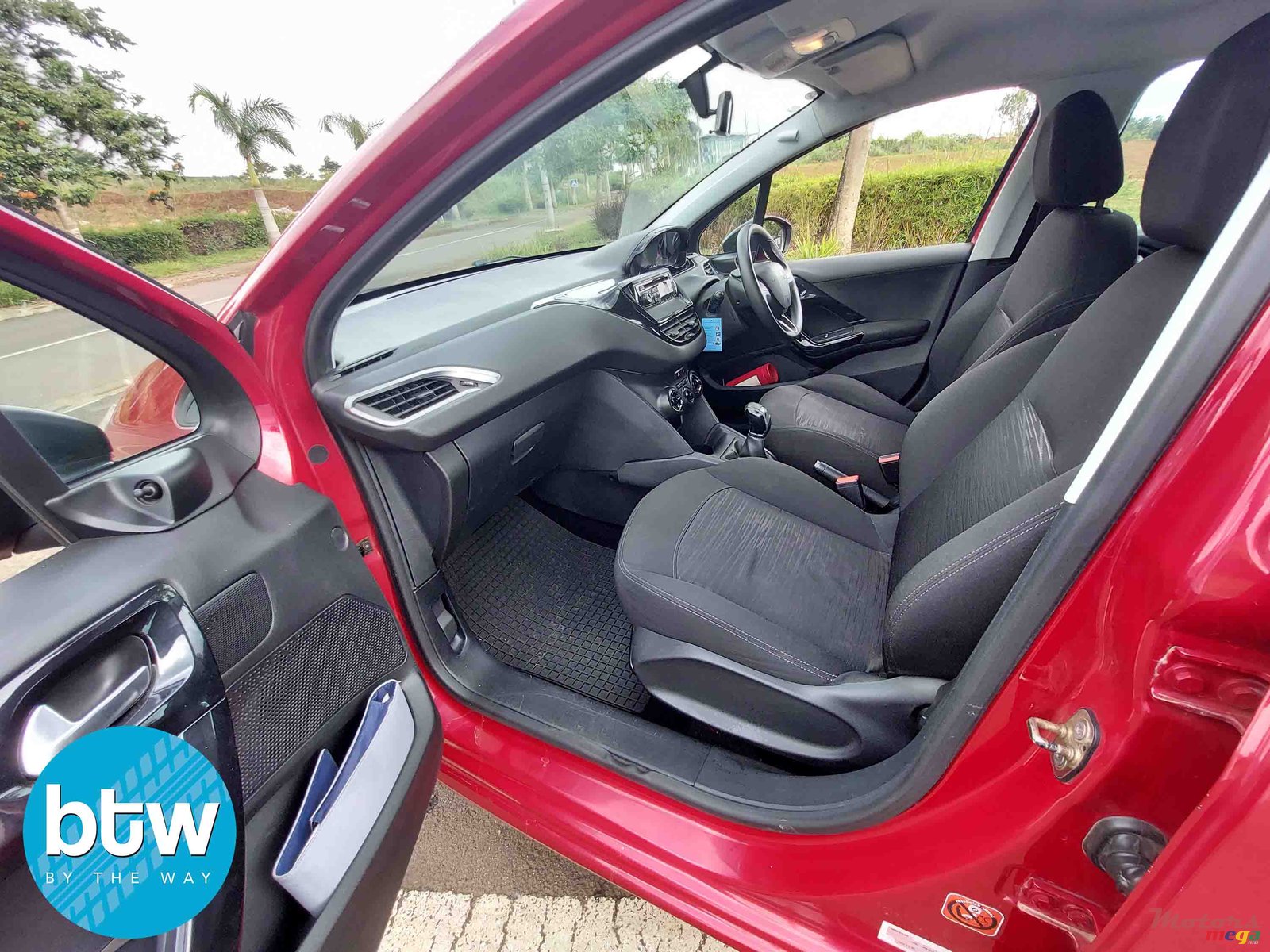 2013' Peugeot 208 photo #4