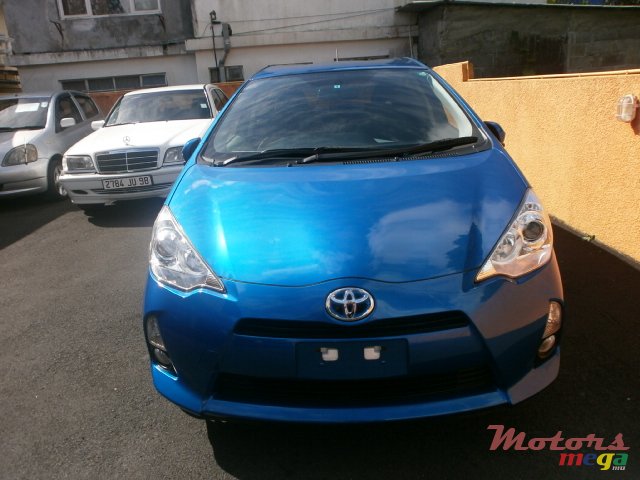 2013' Toyota Prius aqua japan photo #3