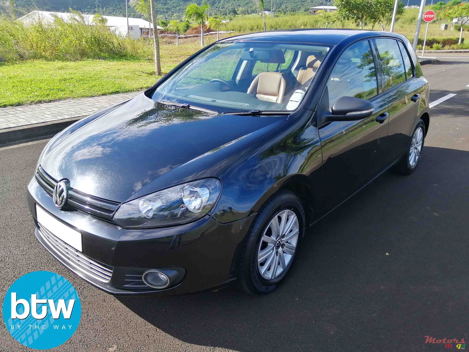 2011' Volkswagen Golf 1.6 Automatic photo #2