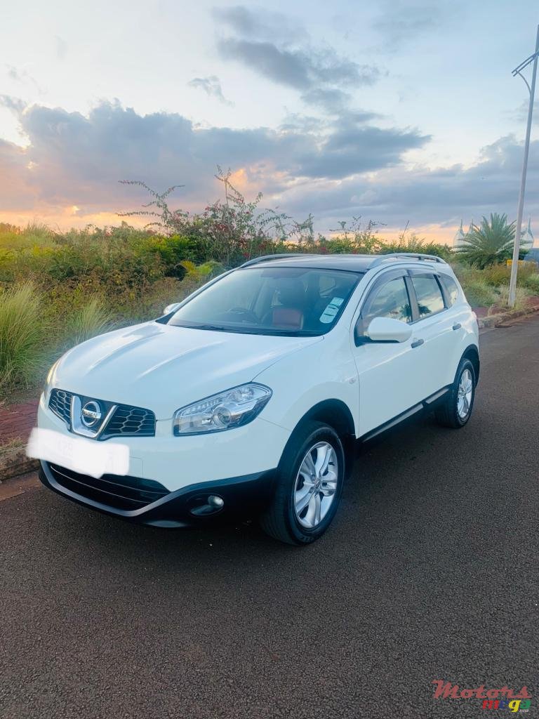 2011' Nissan Qashqai+2 photo #1