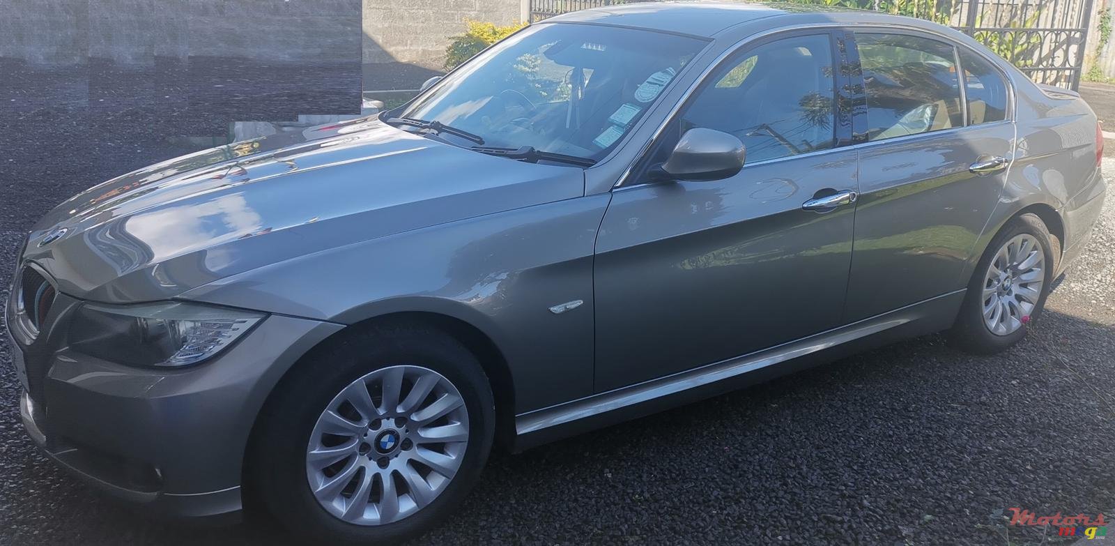 2009' BMW 3 Series Sedan 3201 E90 photo #1