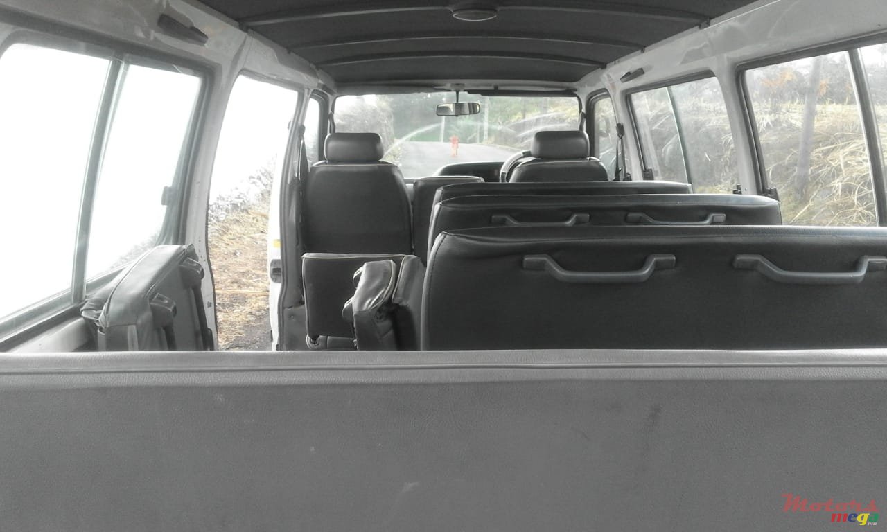 2004' Toyota photo #7