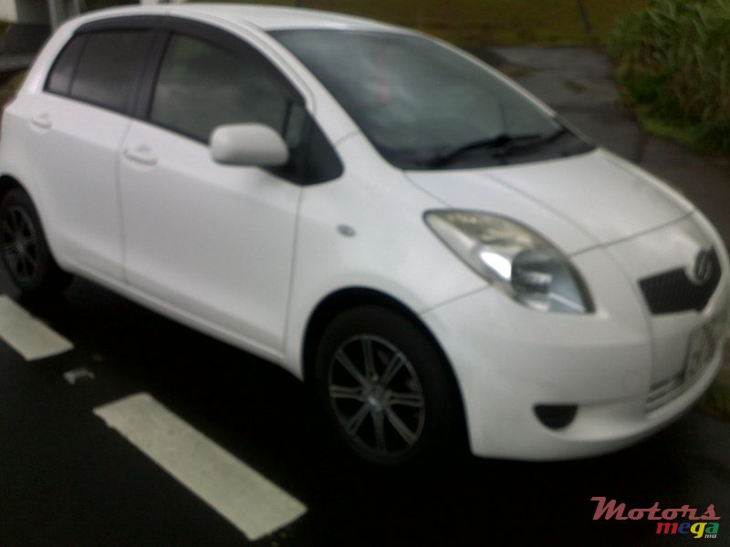 2006' Toyota Vitz photo #1