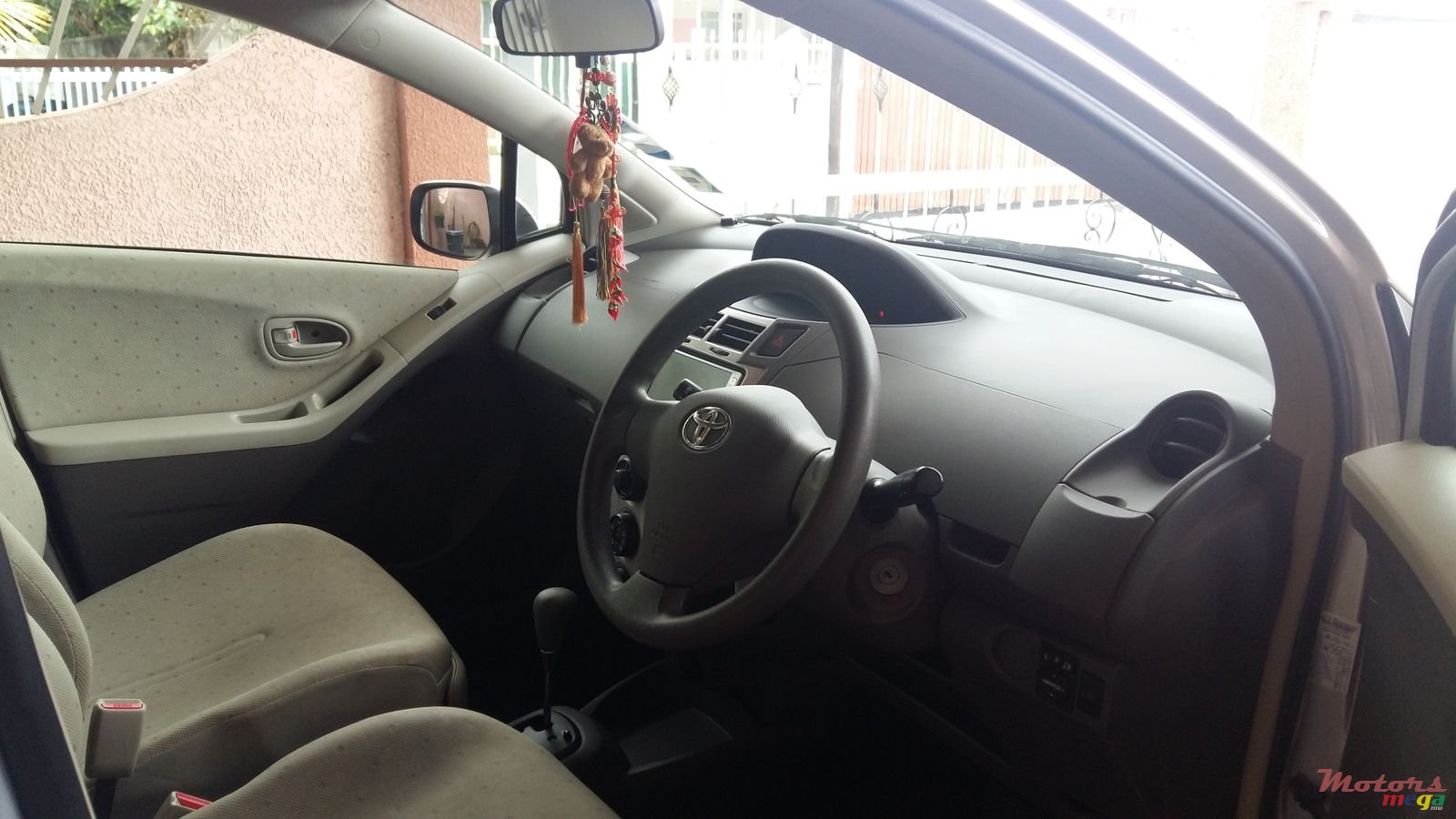 2009' Toyota Vitz photo #5