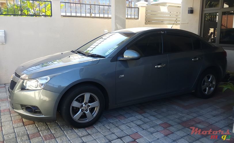 2011' Chevrolet Cruze photo #3