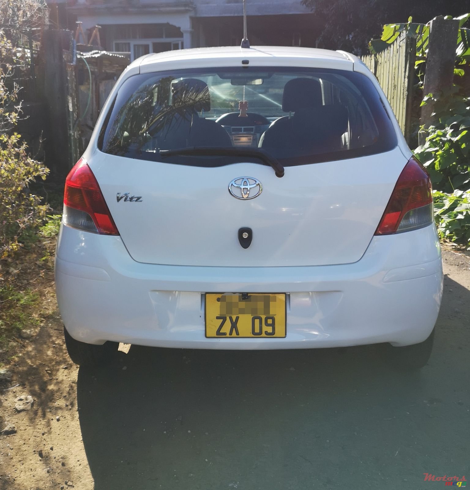 2009' Toyota Vitz photo #1