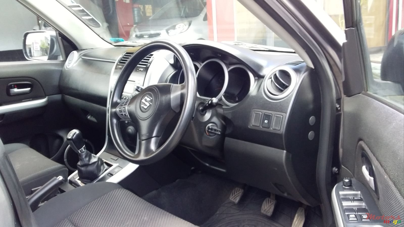 2011' Suzuki Vitara photo #3