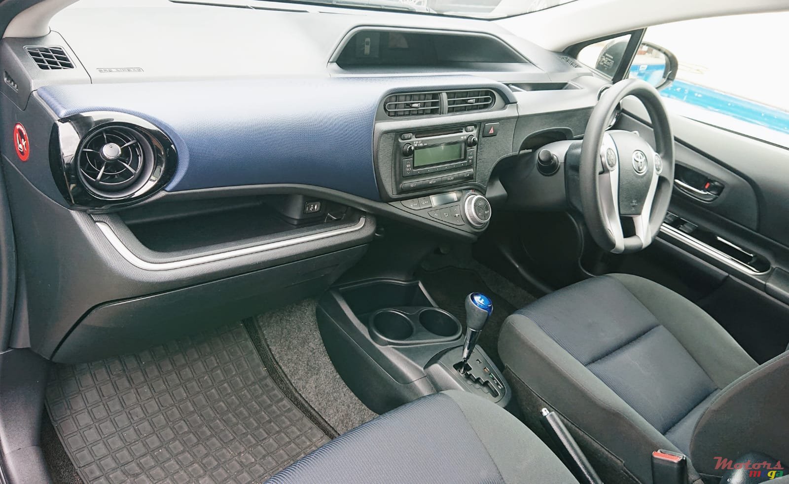 2017' Toyota Prius c photo #2