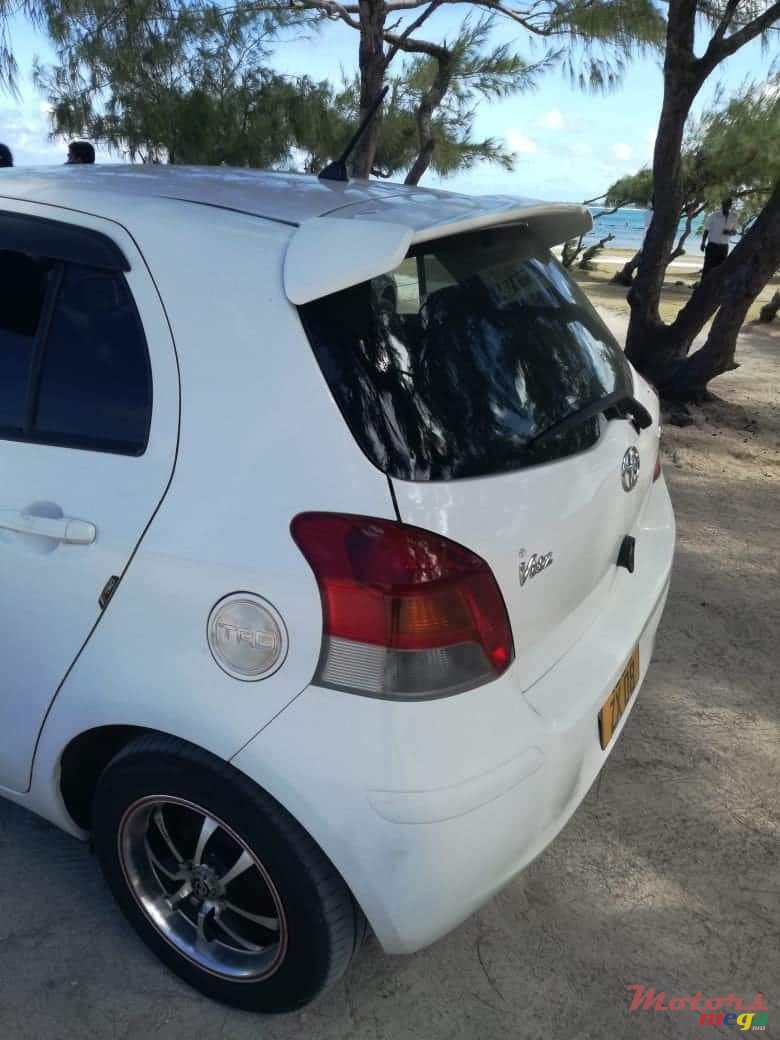 2008' Toyota Vitz photo #2