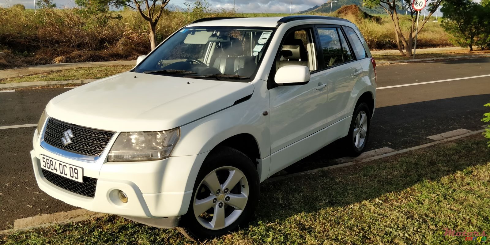 2009' Suzuki Grand Vitara photo #2