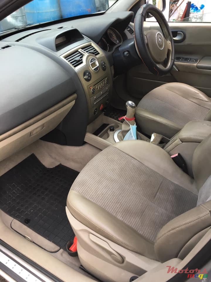 2009' Renault Megane photo #3