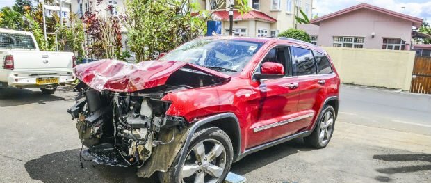 La Jeep de Nandanee Soornack Abandonnée Après un Aaccident, Son Chauffeur : «J’étais Fatigué et Ensommeillé»