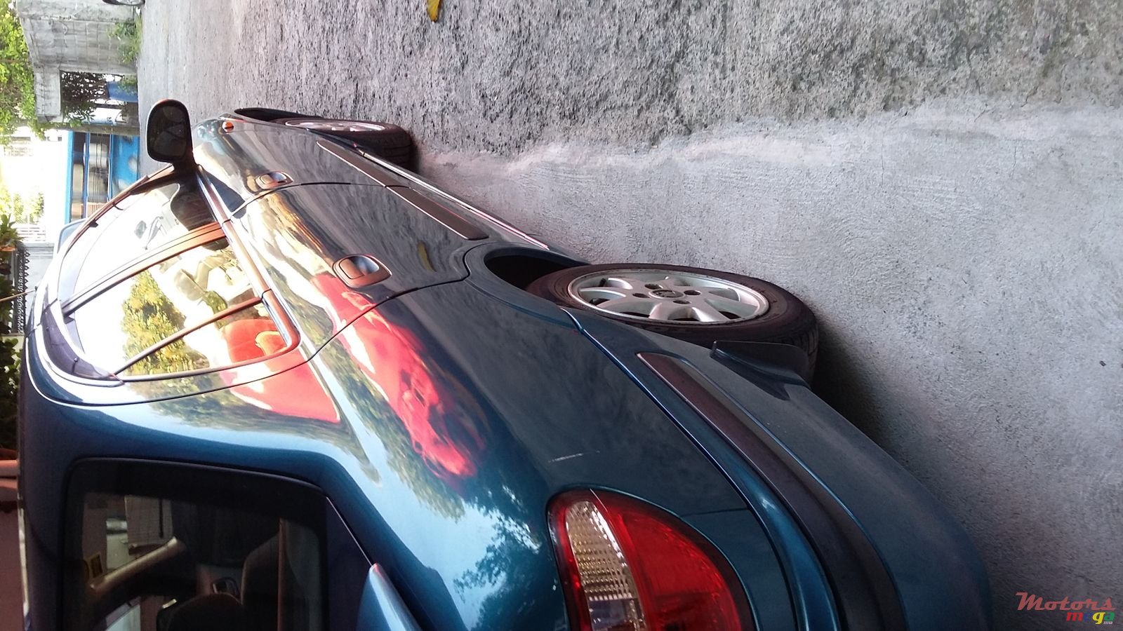 2001' Nissan Sunny photo #2