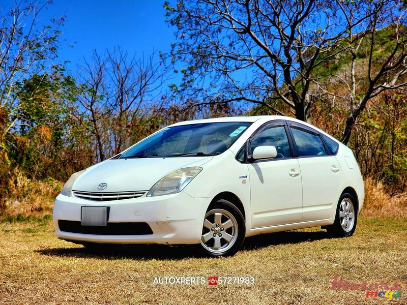 2012' Toyota Prius photo #2