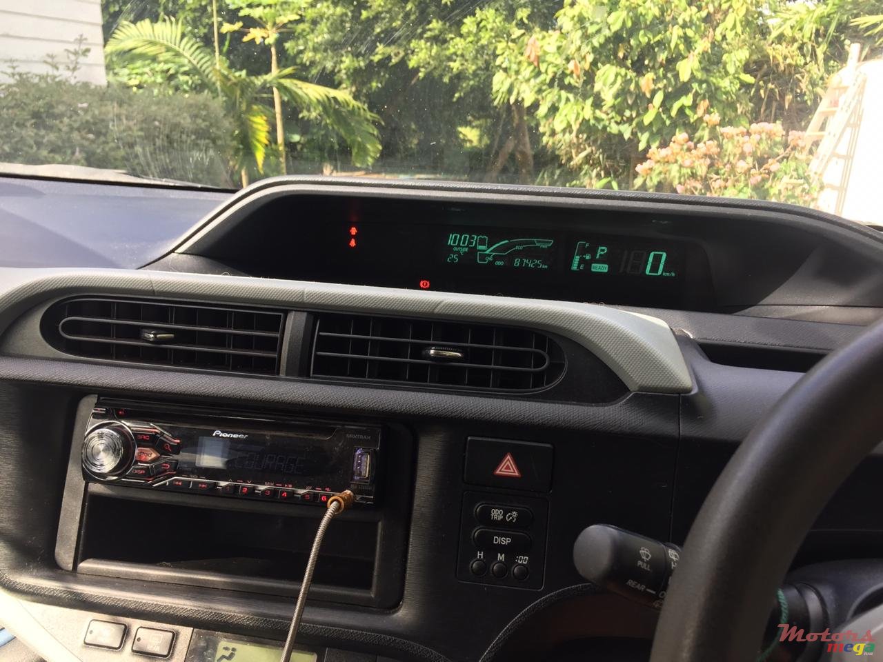 2013' Toyota Aqua photo #2