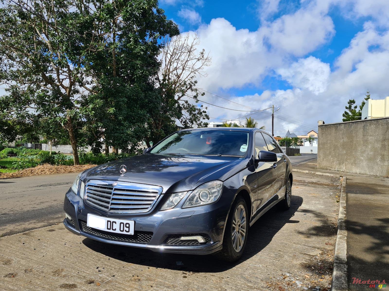 2009' Mercedes-Benz E250 automatic photo #2