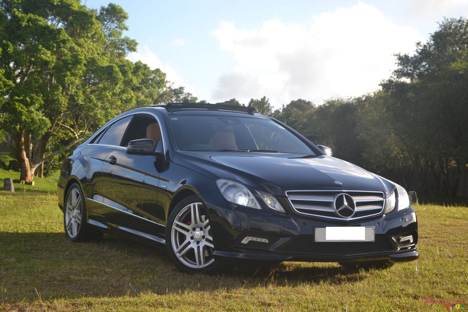 2011' Mercedes-Benz E250 Coupe photo #1
