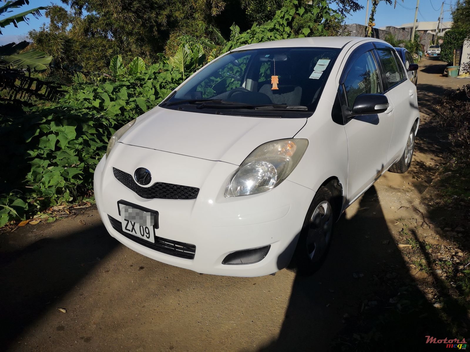 2009' Toyota Vitz photo #2