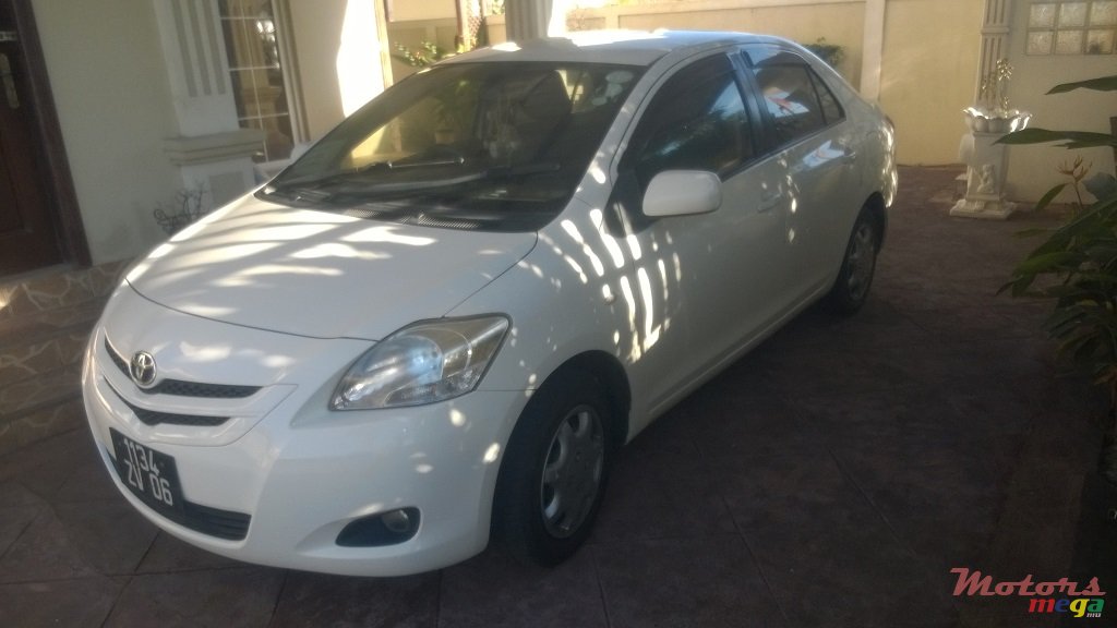 2006' Toyota Belta photo #1