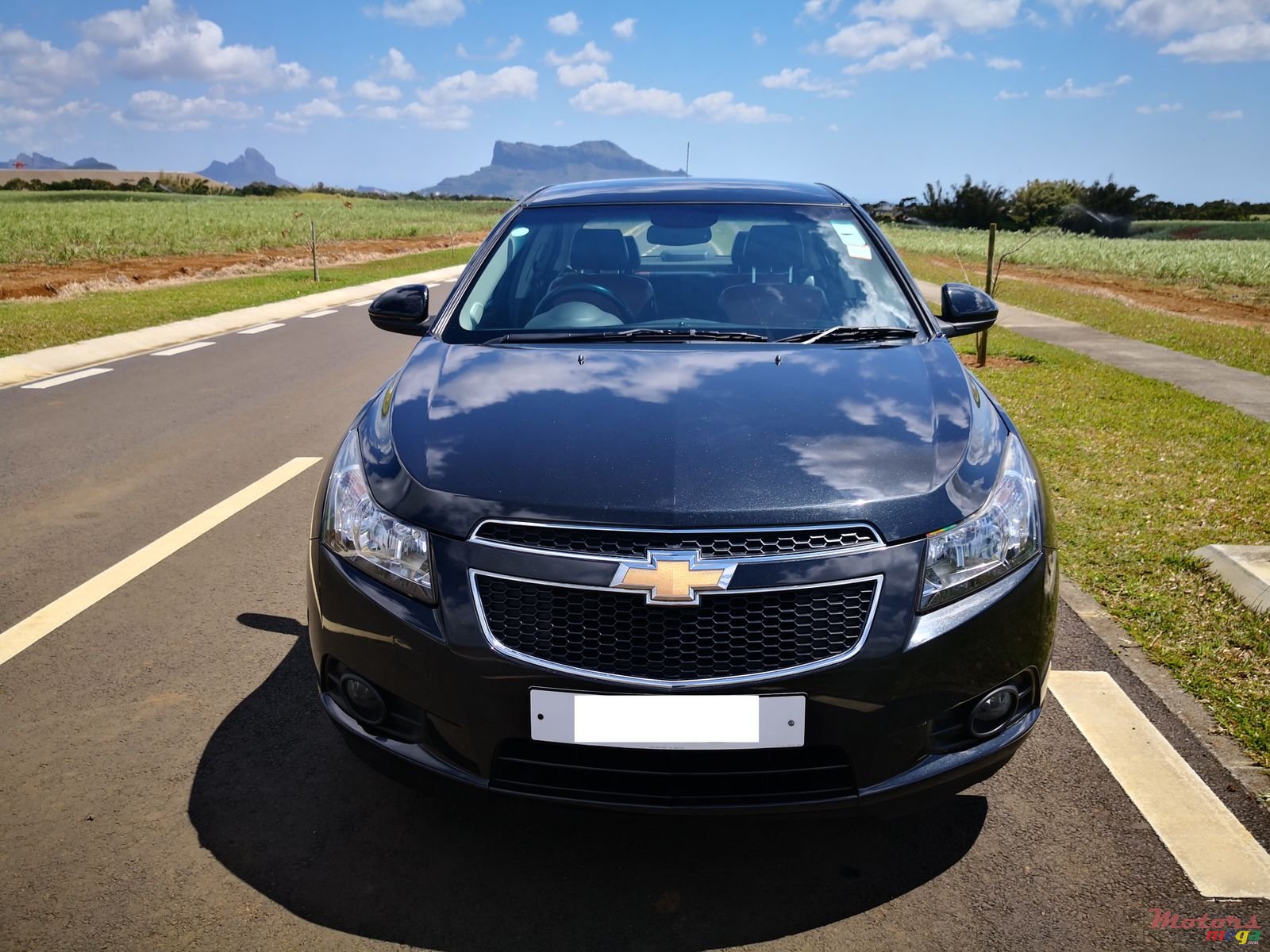 2011' Chevrolet Cruze photo #2