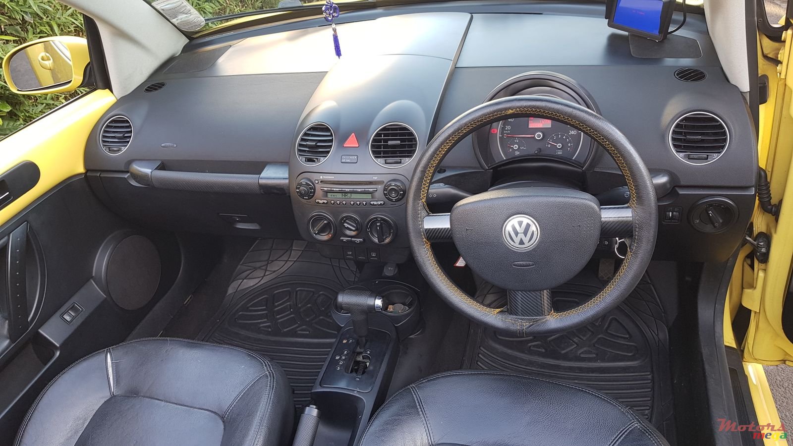 2009' Volkswagen Beetle Cabriolet photo #5