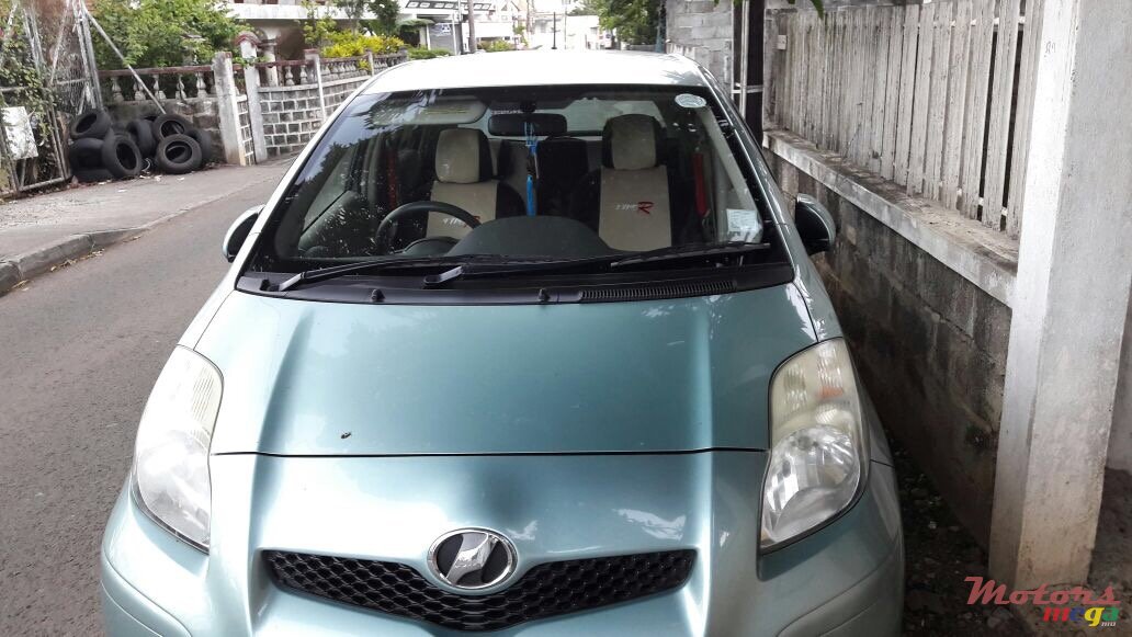 2009' Toyota Vitz photo #1