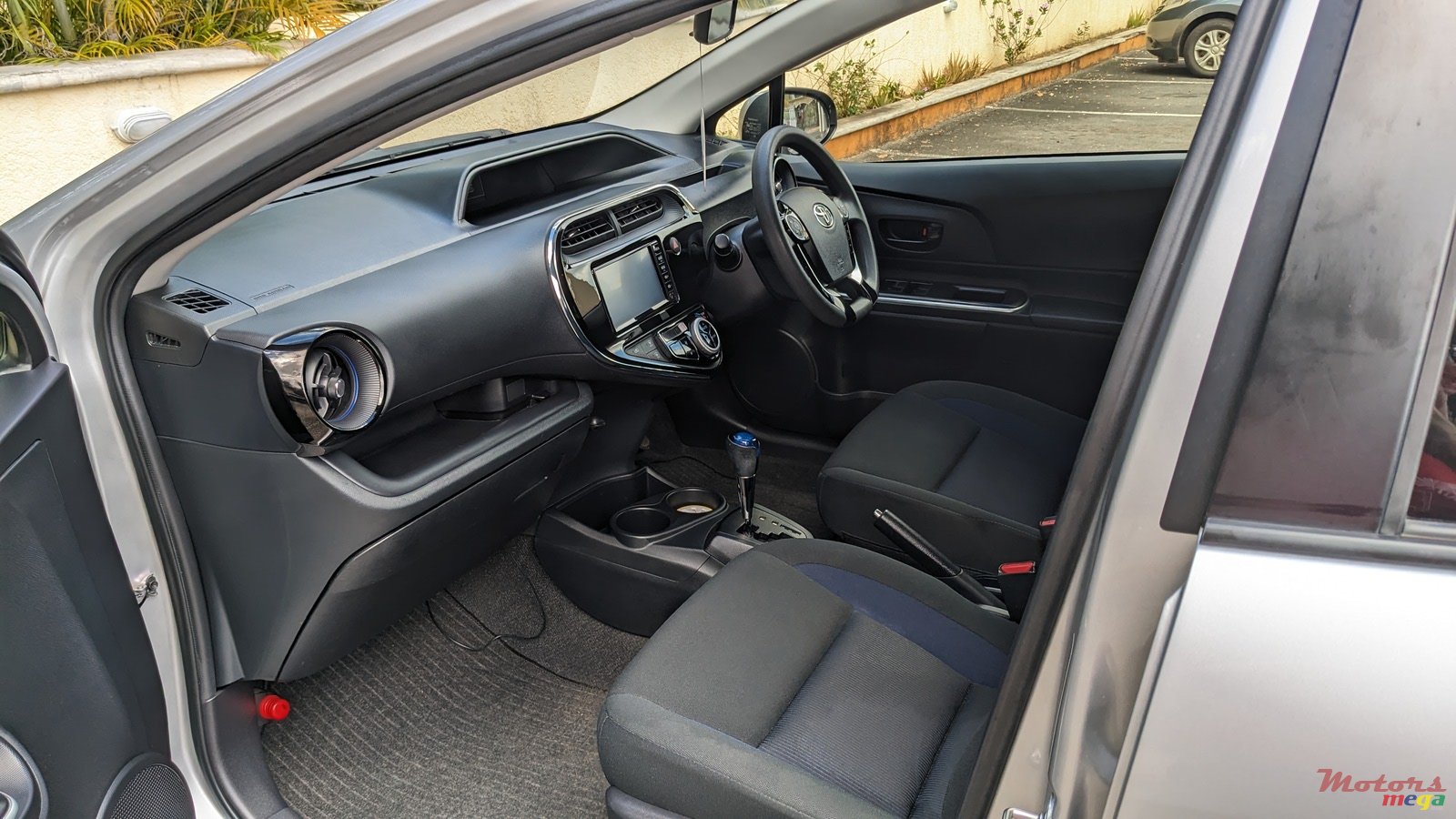 2018' Toyota Aqua photo #2