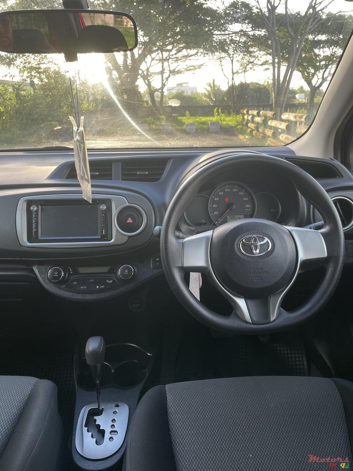 2013' Toyota Vitz photo #7