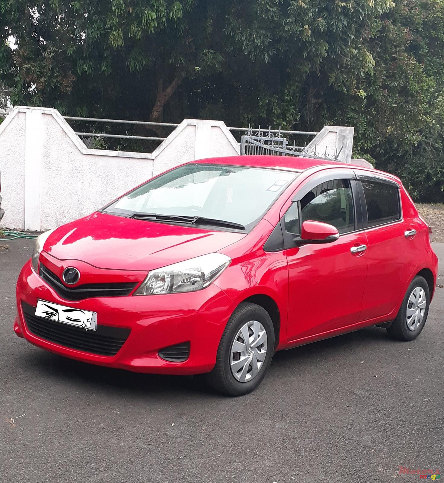 2011' Toyota Vitz photo #2