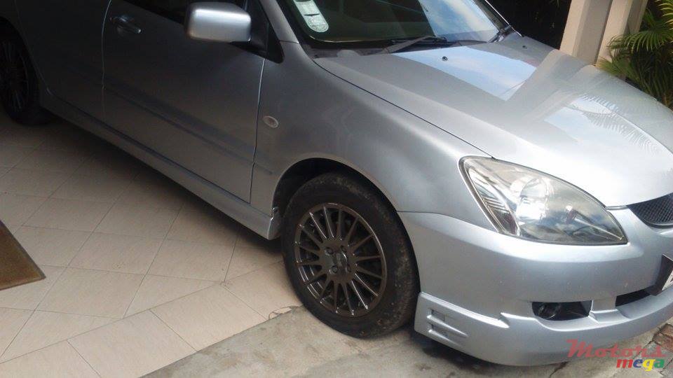 2005' Mitsubishi Lancer photo #2