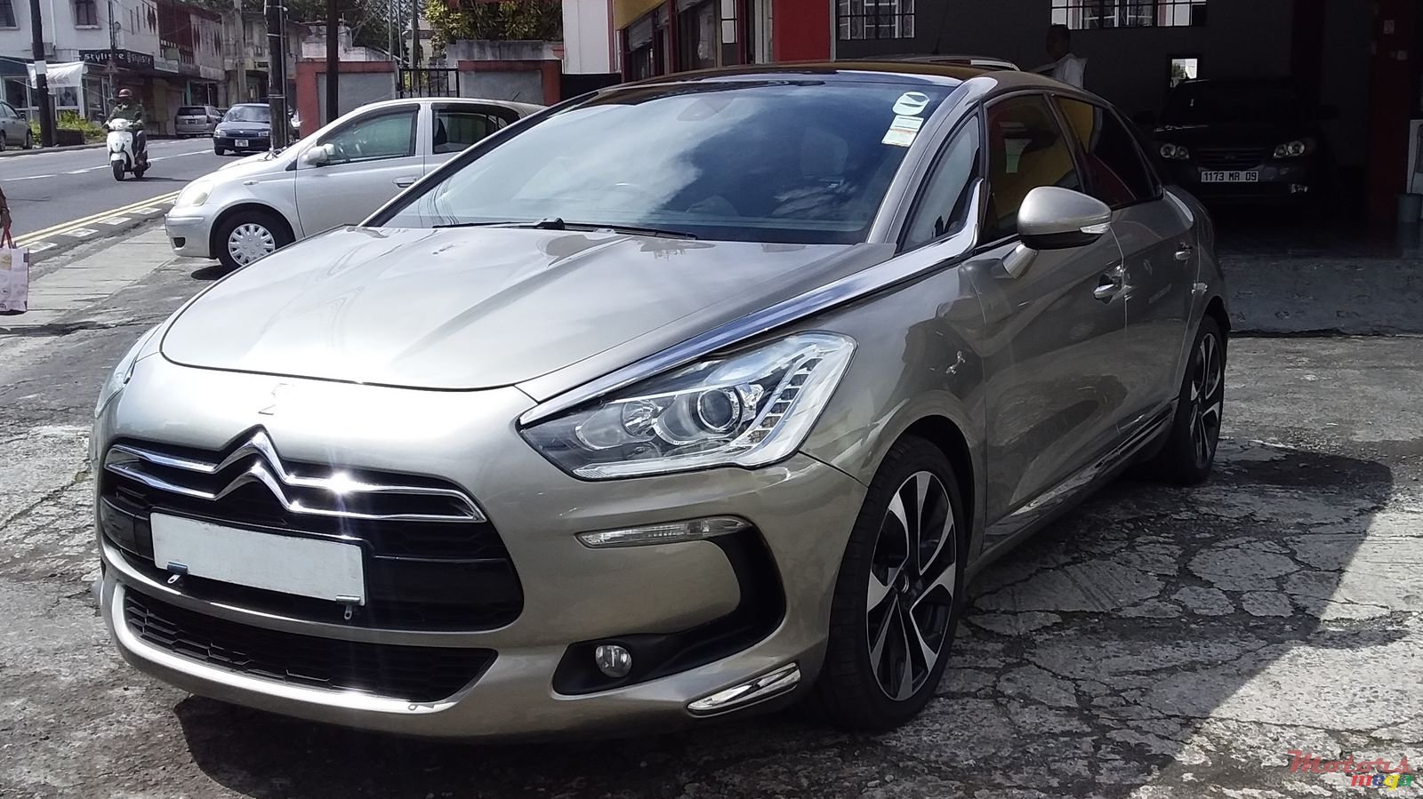2012' Citroen DS5 photo #2